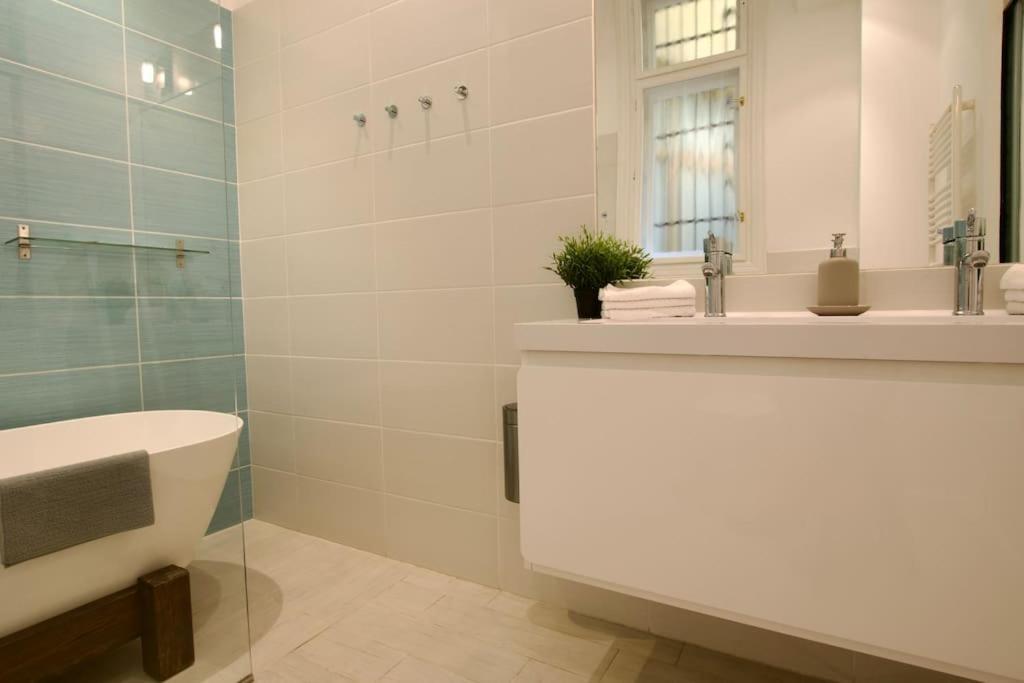 Premium Apartment By Hi5- Anker Apartment Budapeste Exterior foto