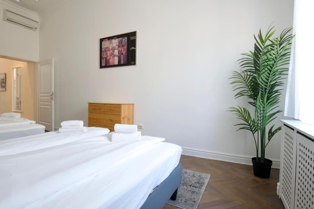 Premium Apartment By Hi5- Anker Apartment Budapeste Exterior foto