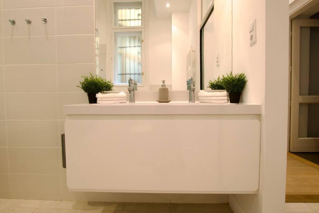 Premium Apartment By Hi5- Anker Apartment Budapeste Exterior foto