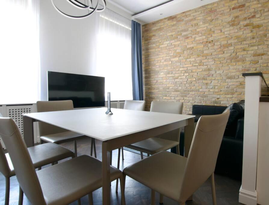 Premium Apartment By Hi5- Anker Apartment Budapeste Exterior foto
