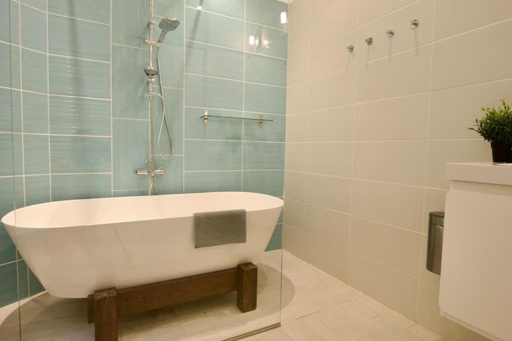 Premium Apartment By Hi5- Anker Apartment Budapeste Exterior foto