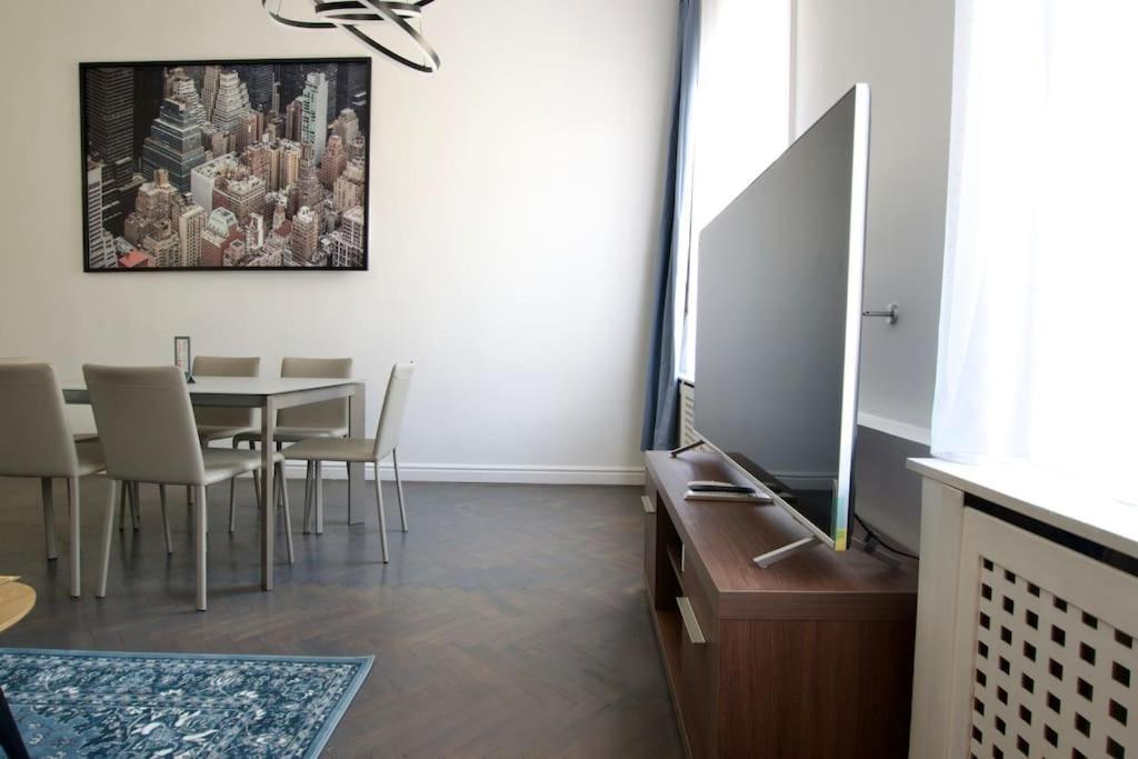 Premium Apartment By Hi5- Anker Apartment Budapeste Exterior foto